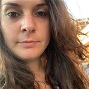 Docente di storia dell’arte impartisce lezioni a studenti frequentanti medie, superiori e università